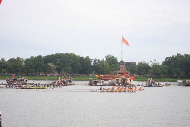 Giải đua ghe truyền thống tỉnh Thừa Thiên Huế lần thứ XXVII năm 2015
